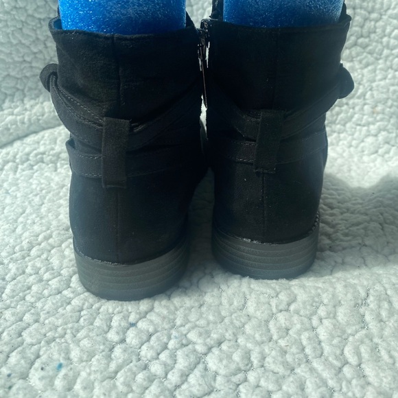 Mk boots in black has a couple scuff marks but cute boots - Picture 11 of 13